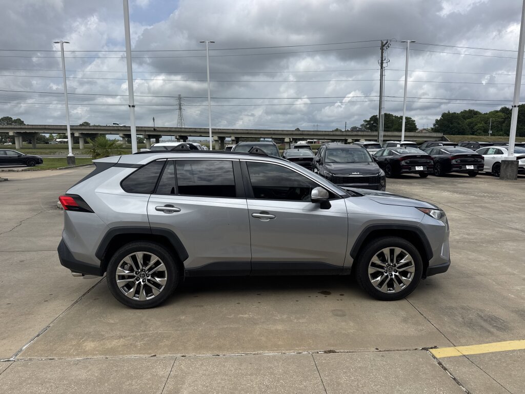 Used 2019 Toyota RAV4 XLE Premium FWD image 9