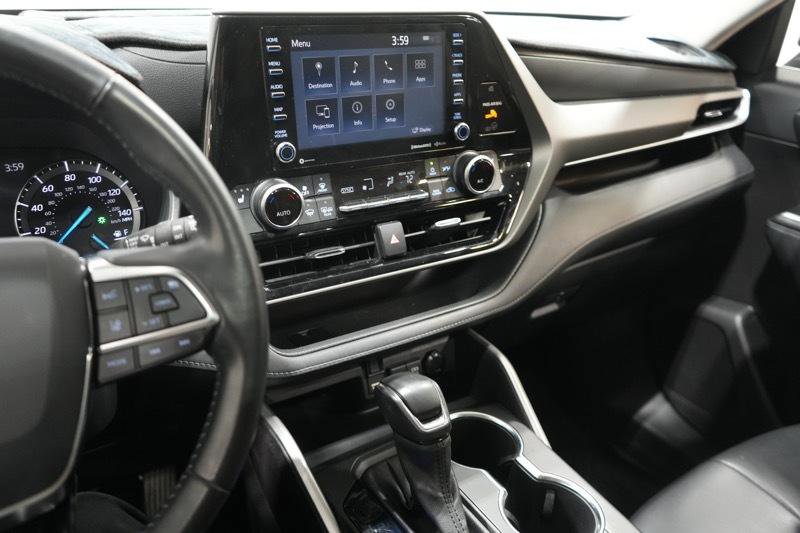 Used 2021 Toyota Highlander XLE AWD/4WD image 18
