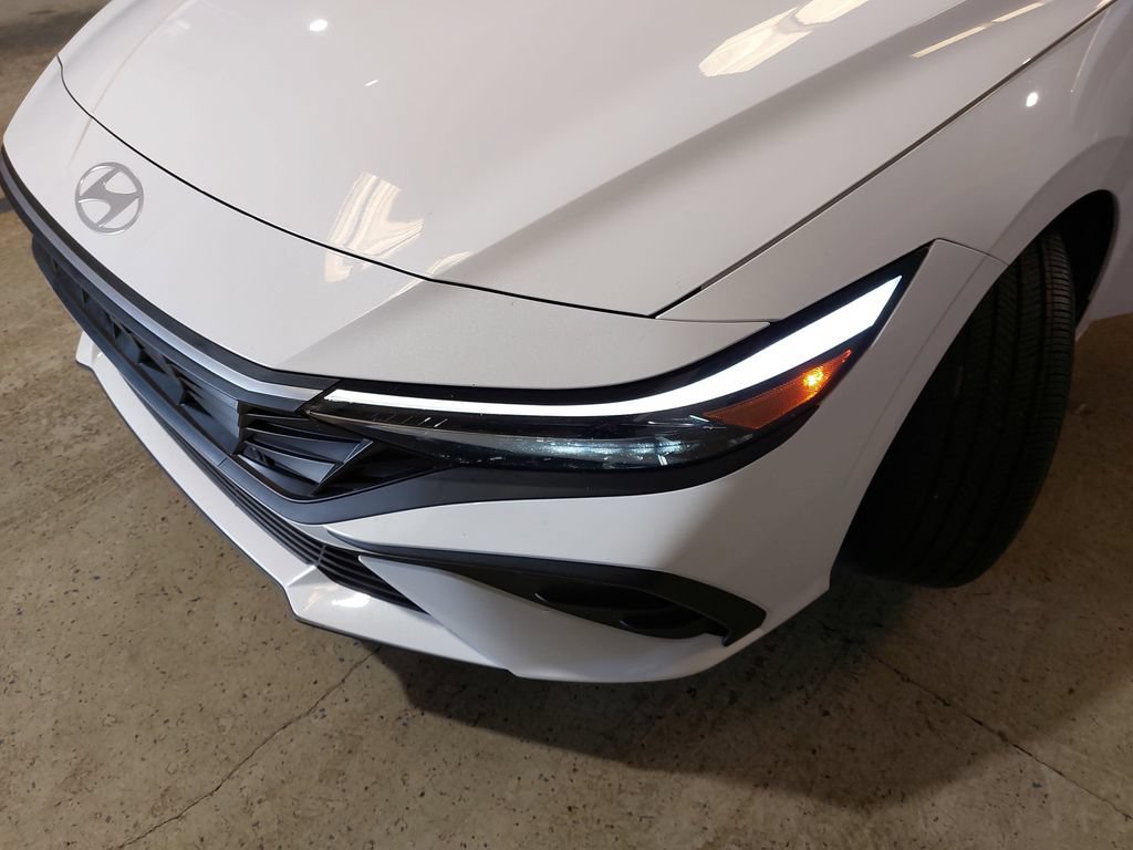 Used 2025 Hyundai Elantra Hybrid FWD image 33