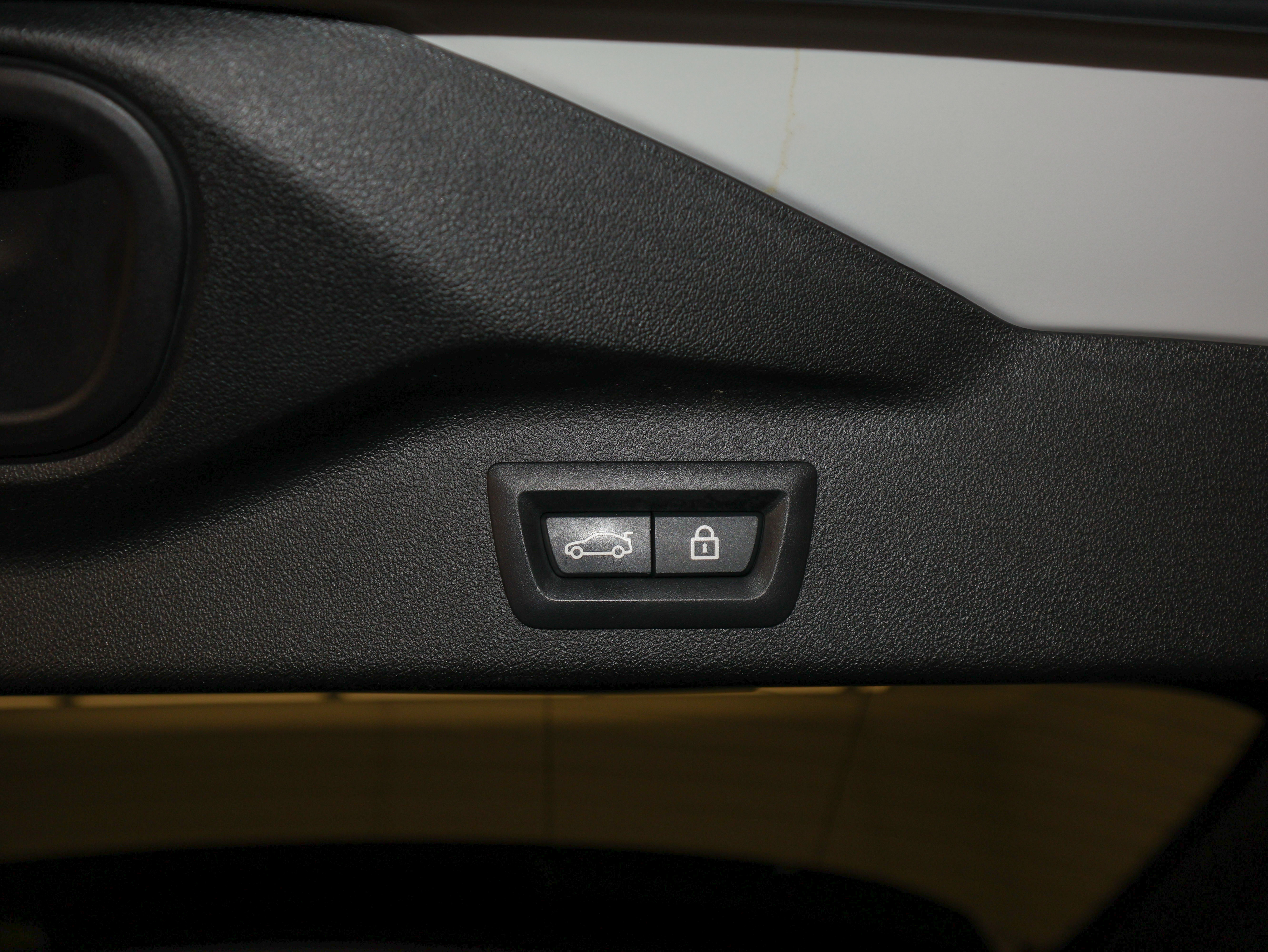 Used 2021 BMW X7 M50i image 12