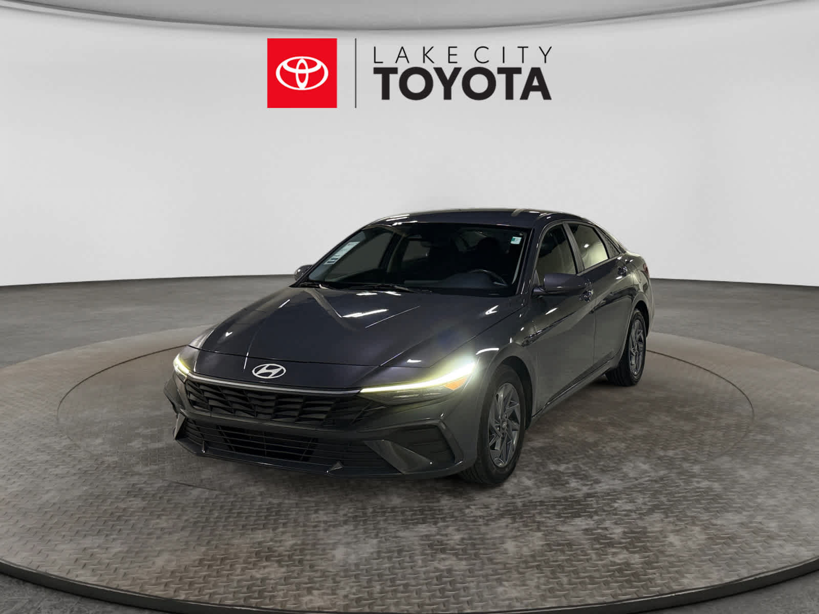 Used 2024 Hyundai Elantra SEL FWD image 1