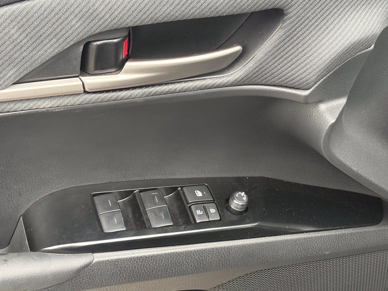Used 2025 Toyota Camry SE FWD image 5