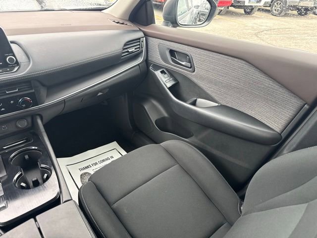 Used 2023 Nissan Rogue S image 17