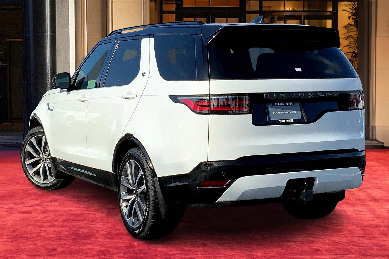 New 2025 Land Rover Discovery Dynamic SE image 4