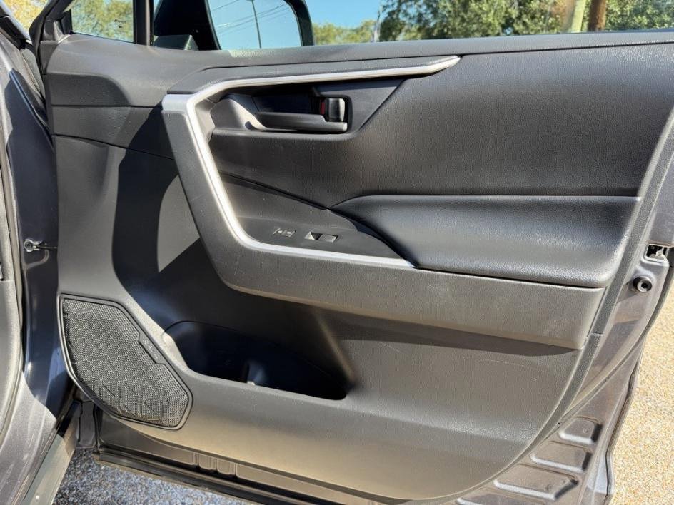 Used 2019 Toyota RAV4 LE image 20