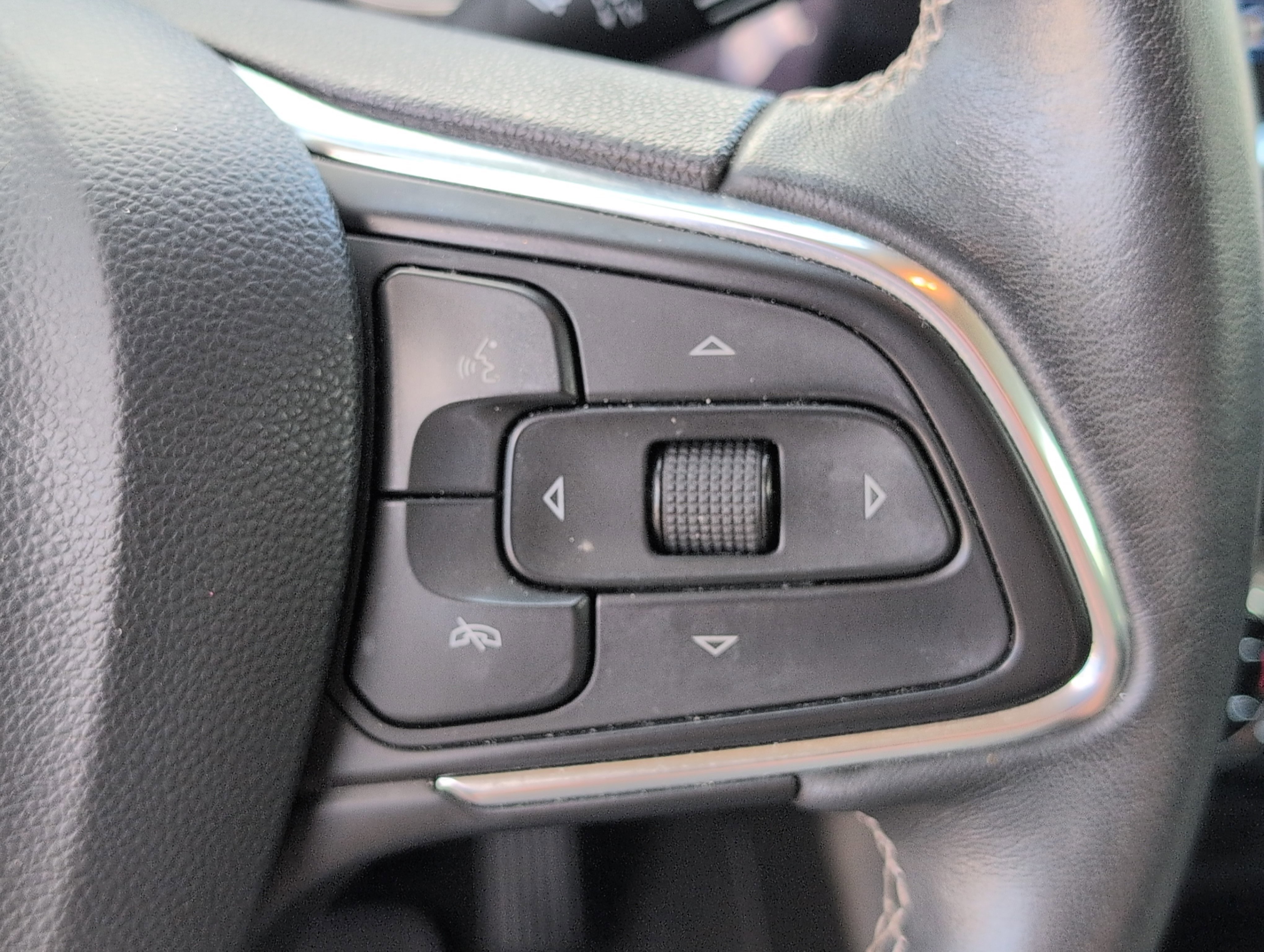 Used 2023 Buick Encore GX Select w/ Sport Touring Package FWD image 25