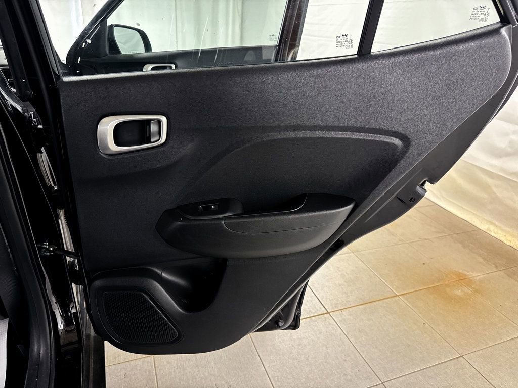 Used 2020 Hyundai Venue SE image 15