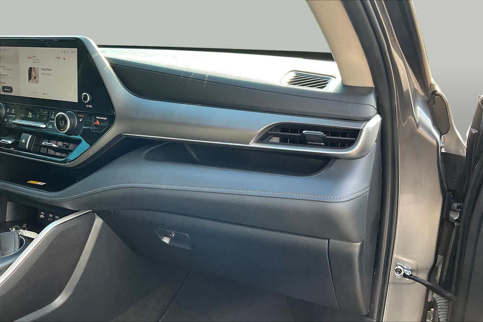 Used 2024 Toyota Highlander XLE FWD image 19