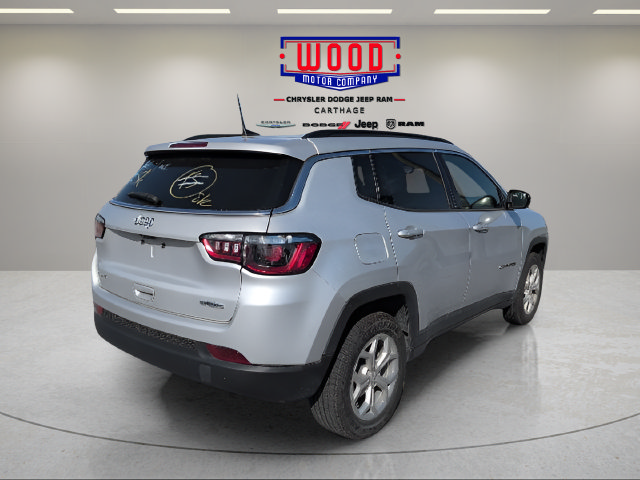 Used 2024 Jeep Compass Latitude AWD/4WD image 3