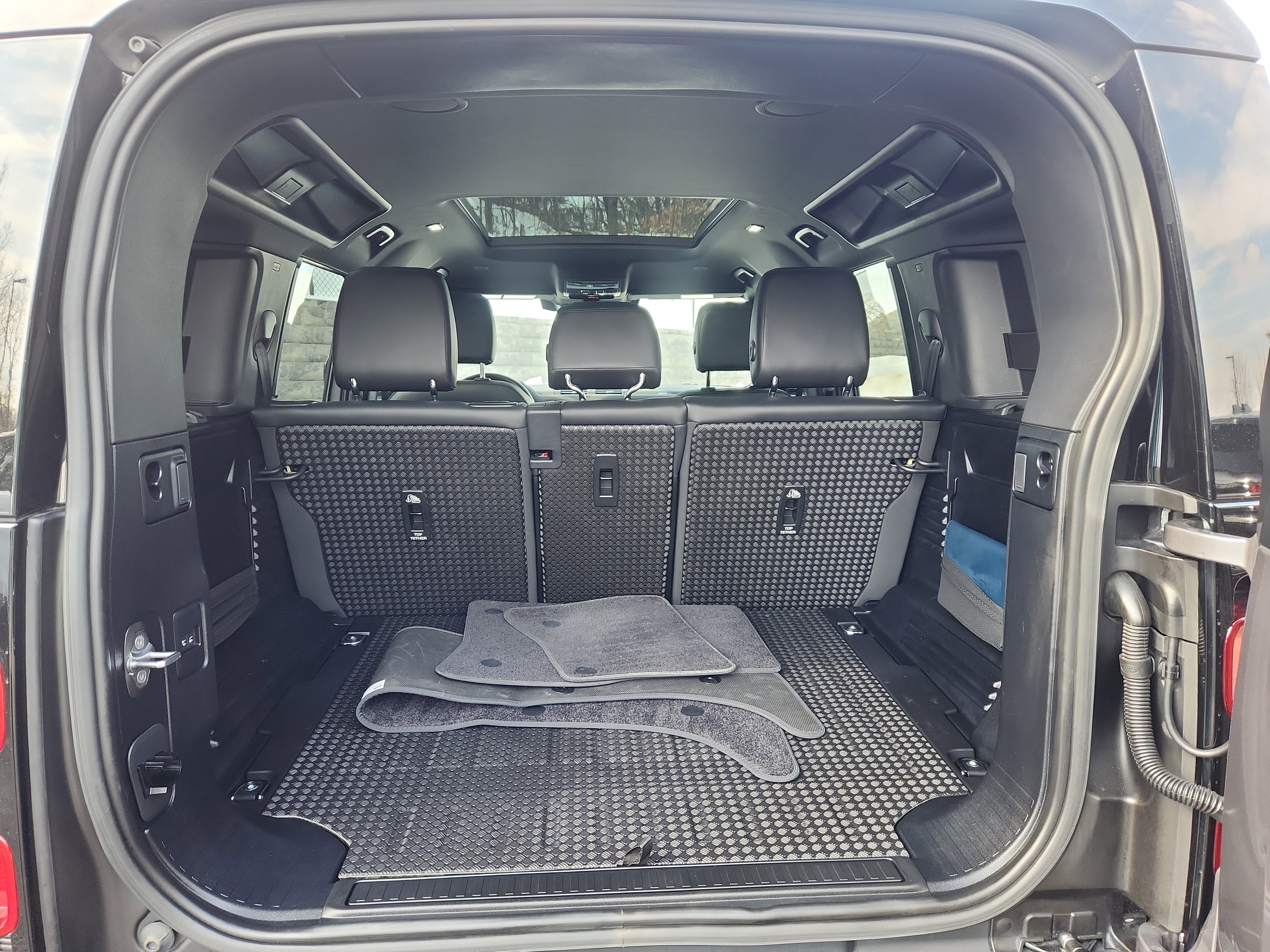 Used 2023 Land Rover Defender 110 X-Dynamic SE image 13