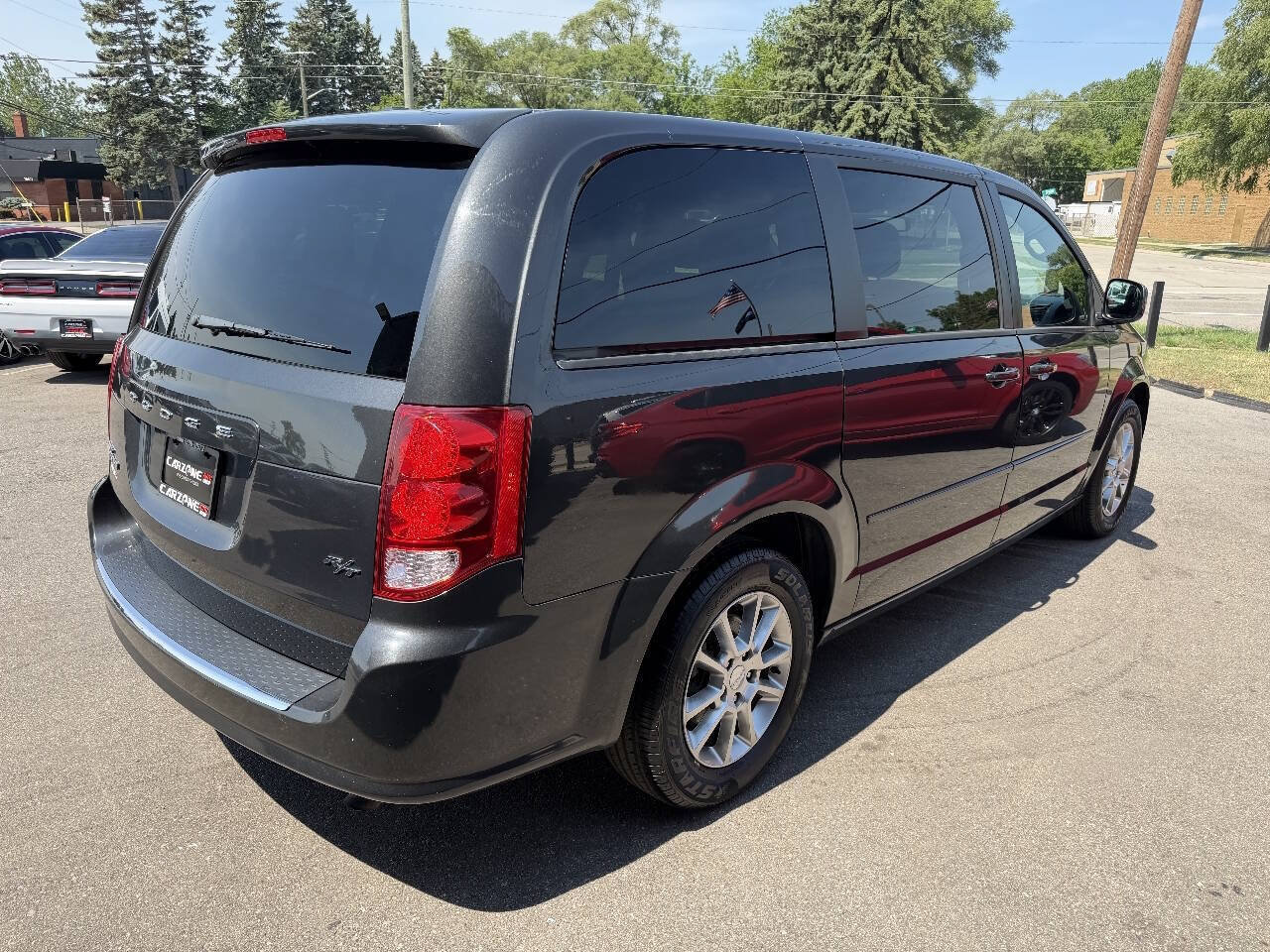 Used 2011 Dodge Grand Caravan R/T w/ Entertainment Group 1 FWD image 4