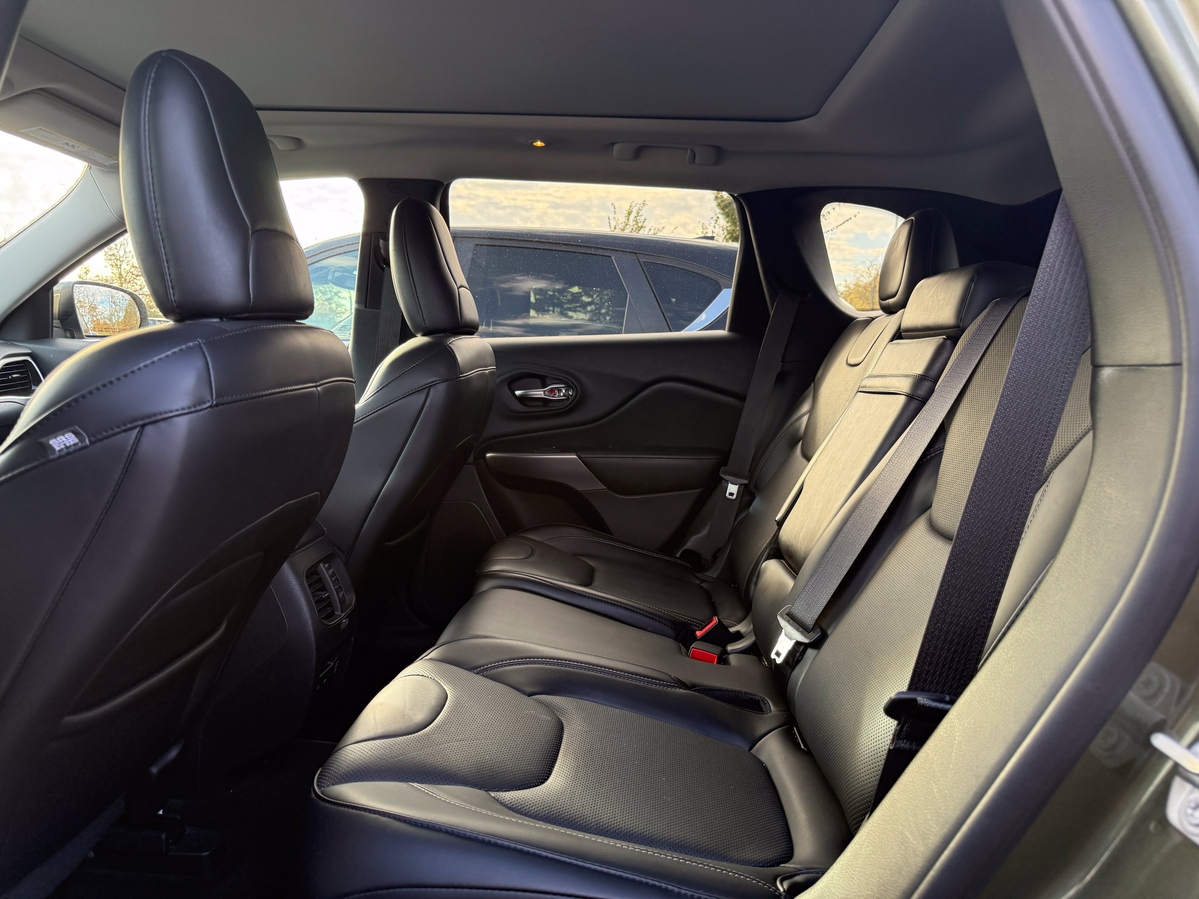 Used 2019 Jeep Cherokee Limited w/ Luxury Group AWD/4WD image 15