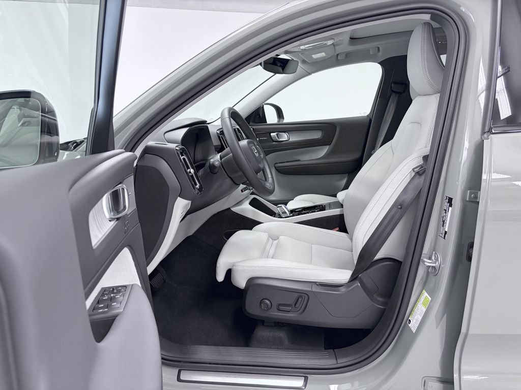 Used 2025 Volvo XC40 B5 Ultra w/ Climate Package AWD/4WD image 13