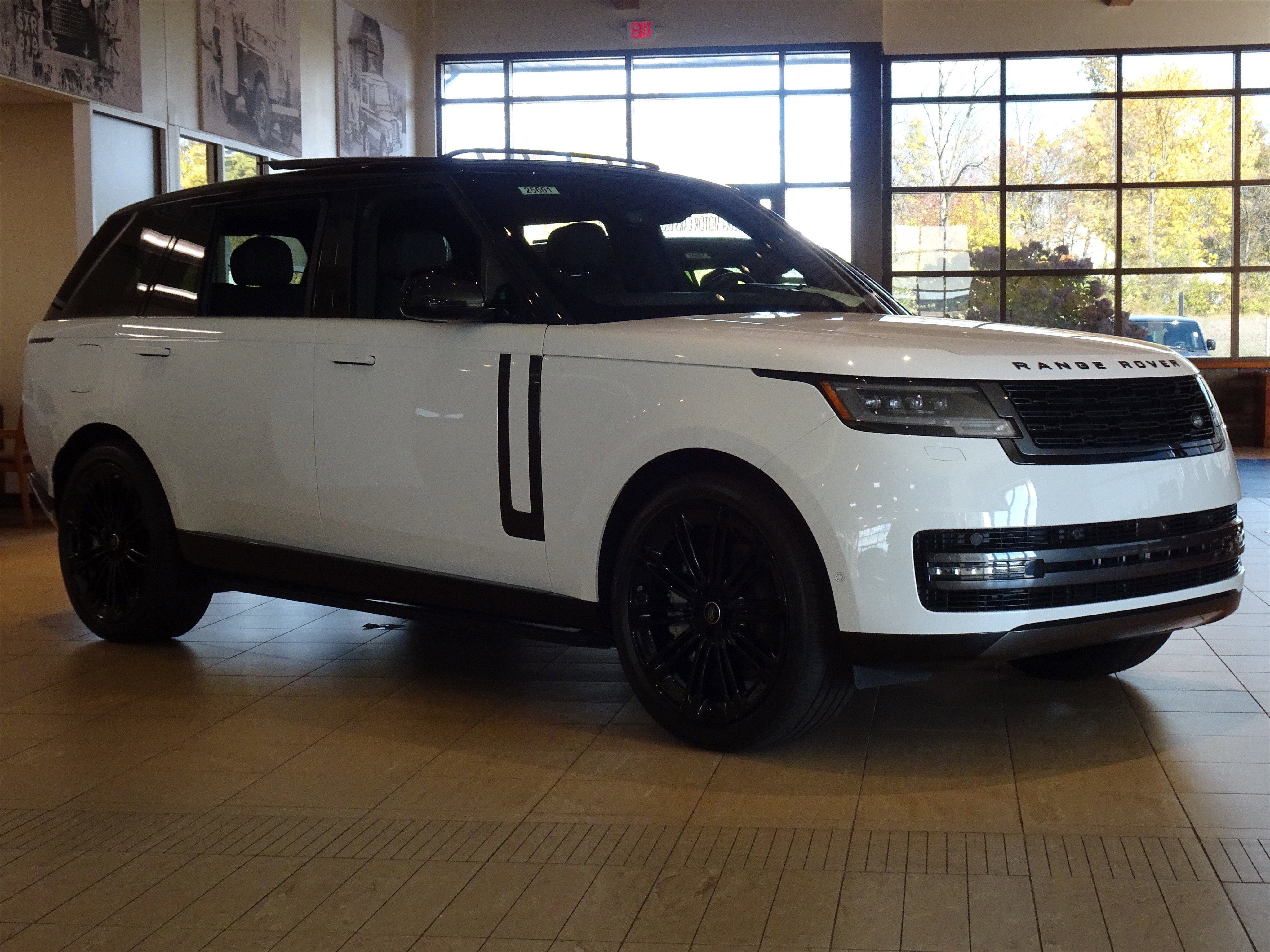 New 2025 Land Rover Range Rover Long Wheelbase SE image 15