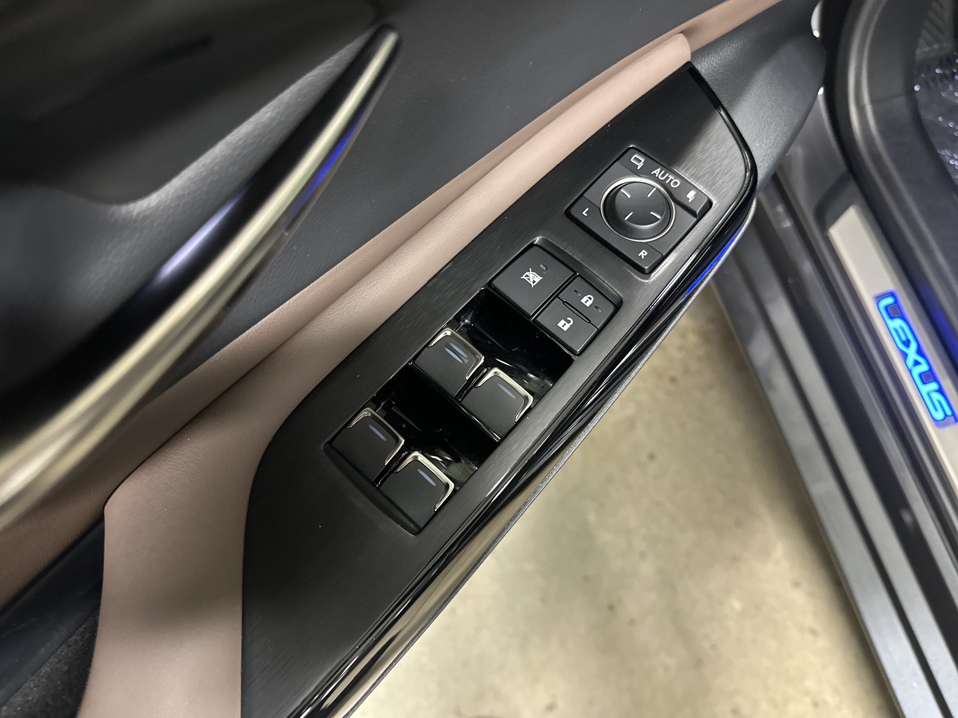 Certified 2024 Lexus ES 300h Ultra Luxury w/ Accessory Package (Z1) FWD image 15