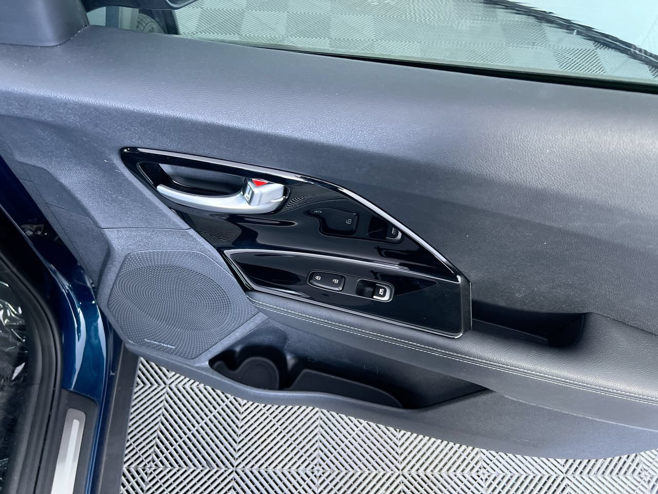 Used 2019 Kia Niro Touring FWD image 25