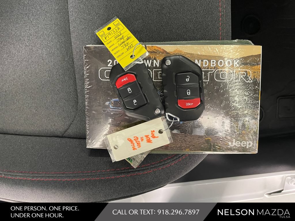 Used 2025 Jeep Gladiator Rubicon AWD/4WD image 40