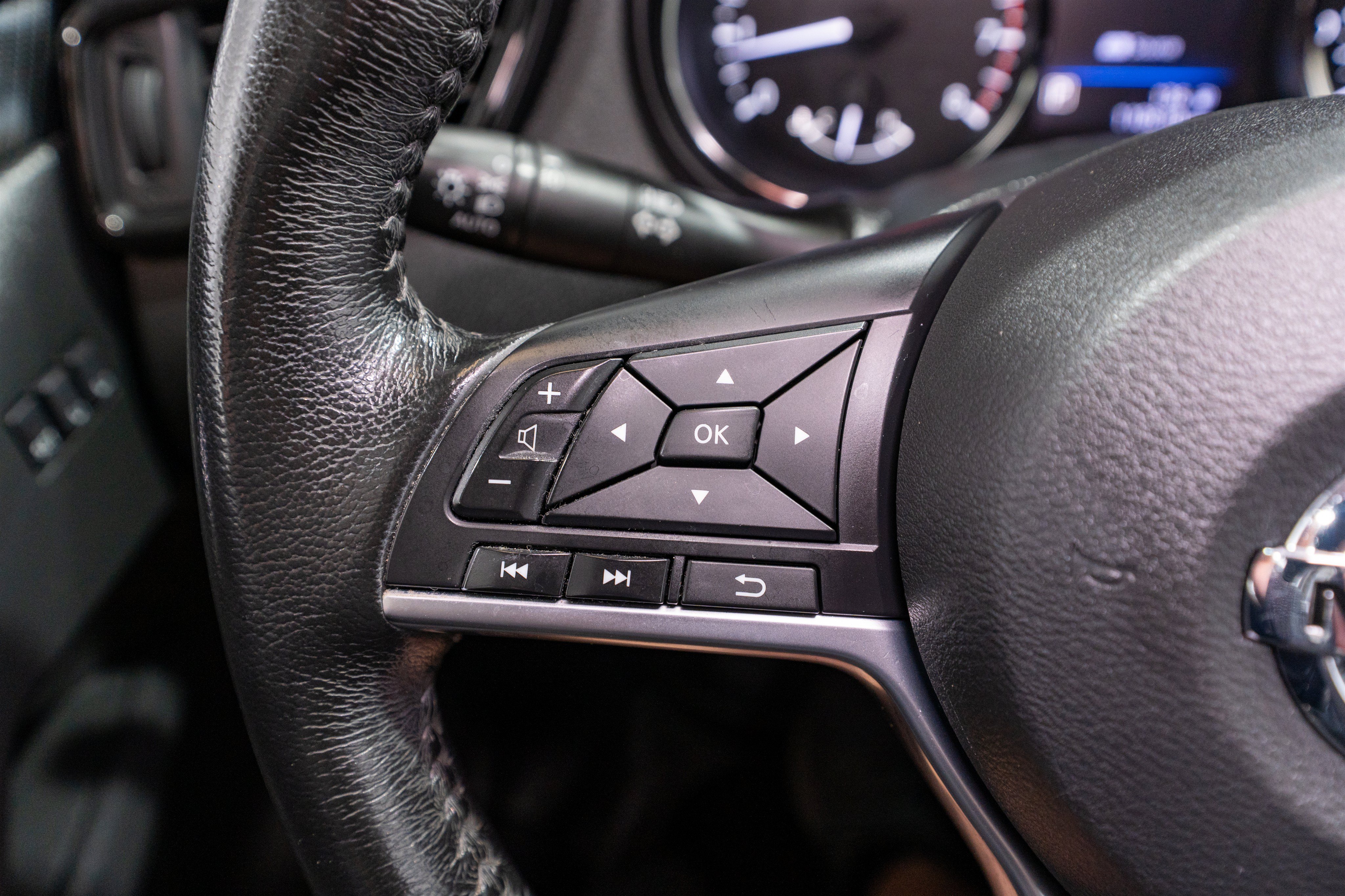 Used 2018 Nissan Rogue SL FWD image 25