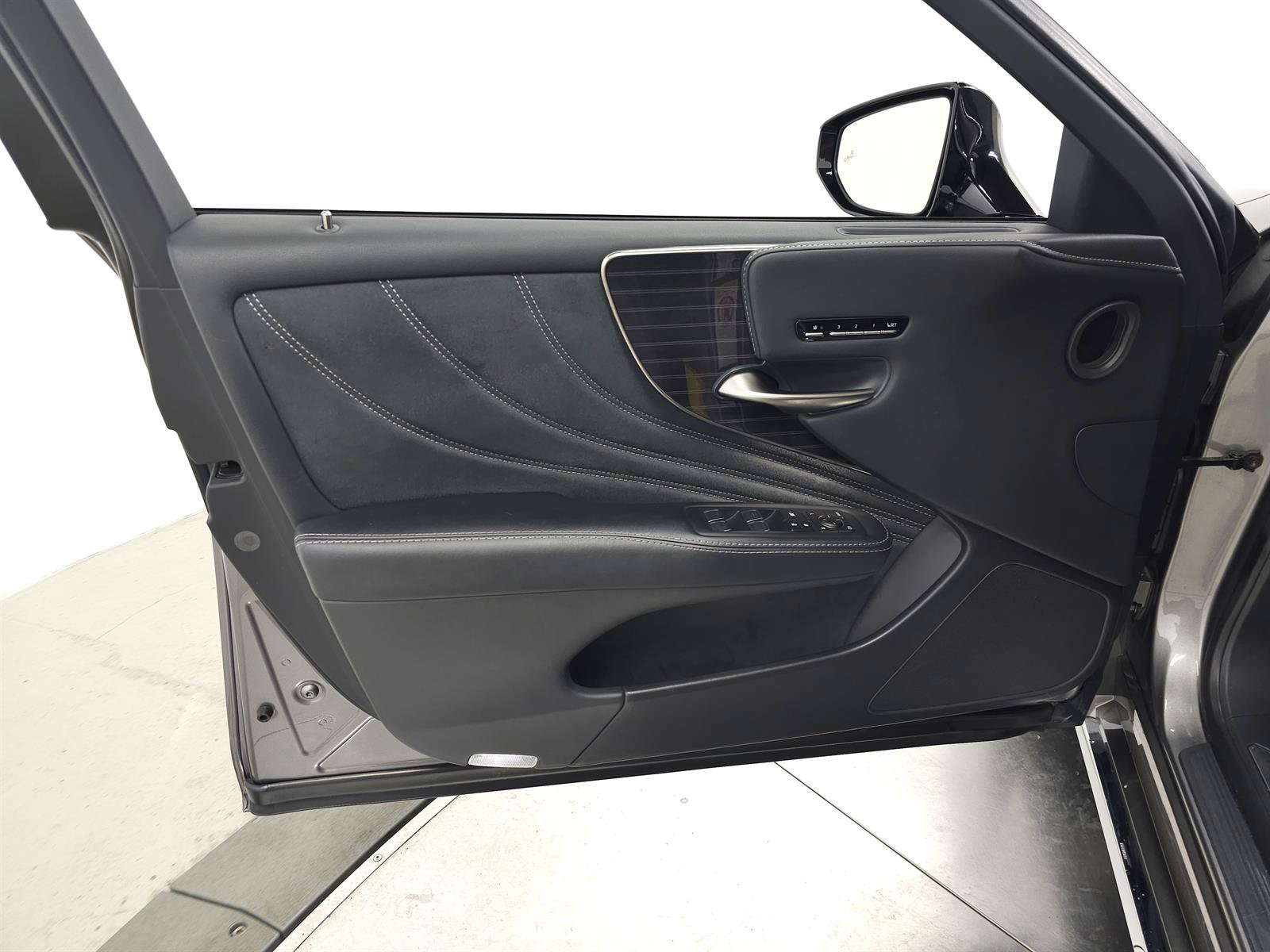 Used 2019 Lexus LS 500h AWD image 15