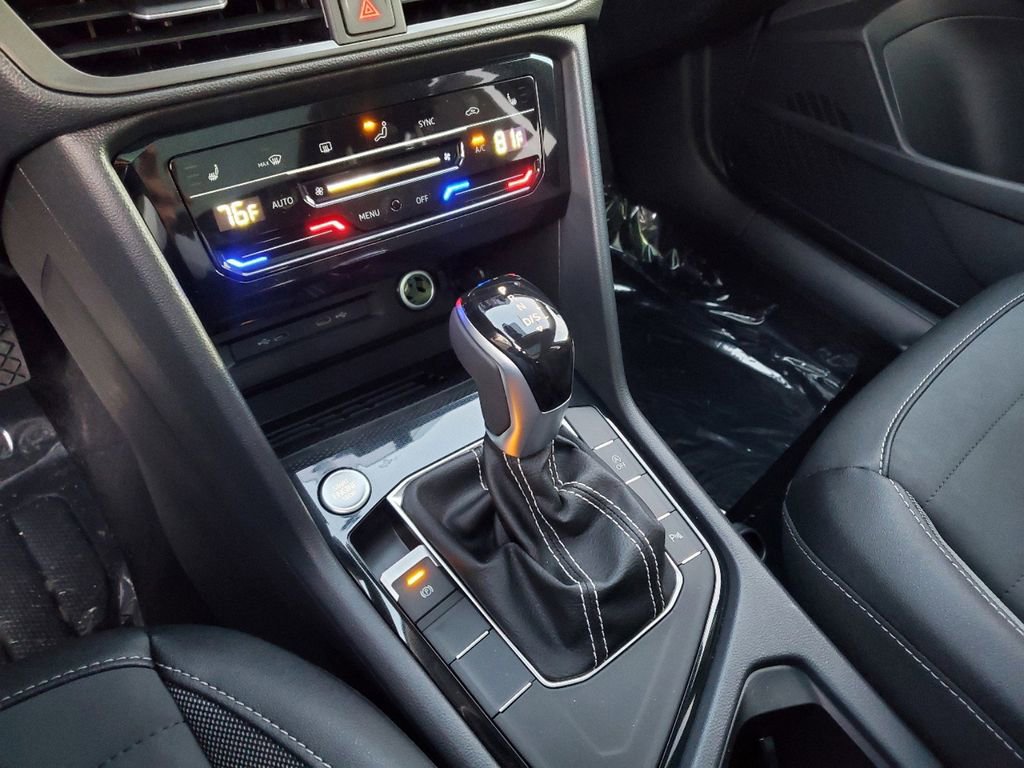 New 2025 Volkswagen Taos SE FWD image 10