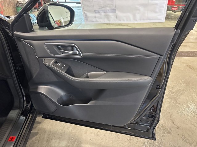 New 2026 Nissan Rogue Platinum image 8