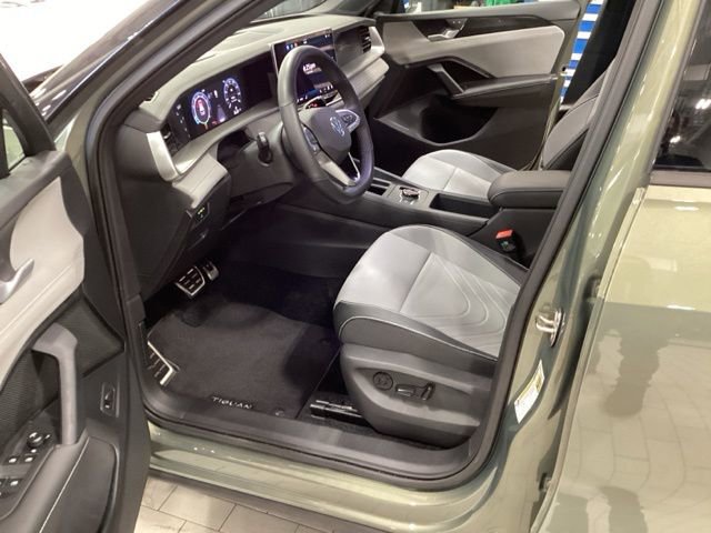 Used 2025 Volkswagen Tiguan SE R-Line AWD/4WD image 10