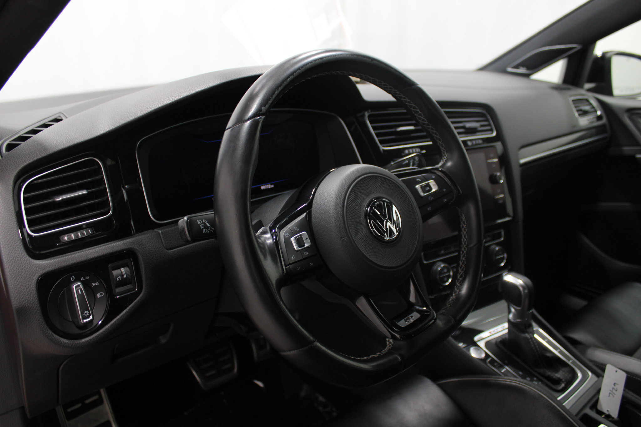 Used 2018 Volkswagen Golf R 4-Door AWD/4WD image 12