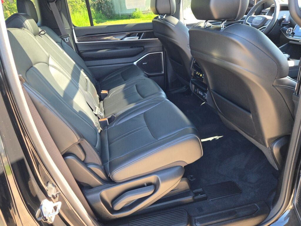 Used 2024 Jeep Wagoneer 4WD w/ Premium Group I image 14