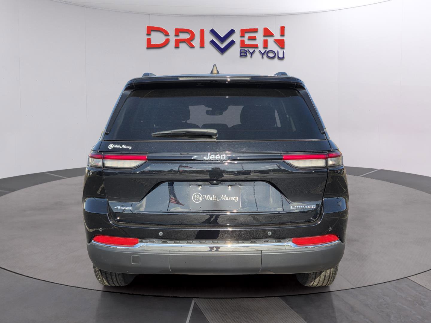 Used 2023 Jeep Grand Cherokee Limited AWD/4WD image 4