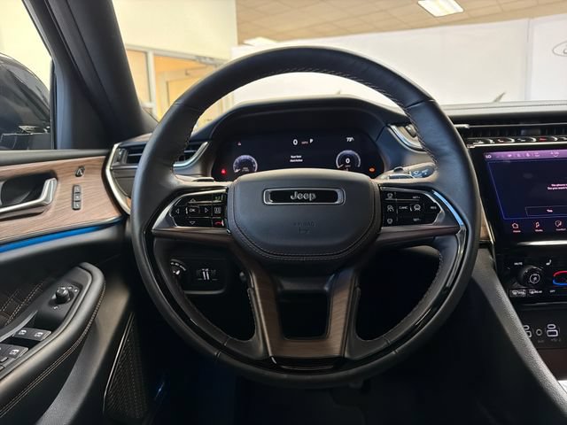 Used 2025 Jeep Grand Cherokee Summit w/ Obsidian Package AWD/4WD image 16