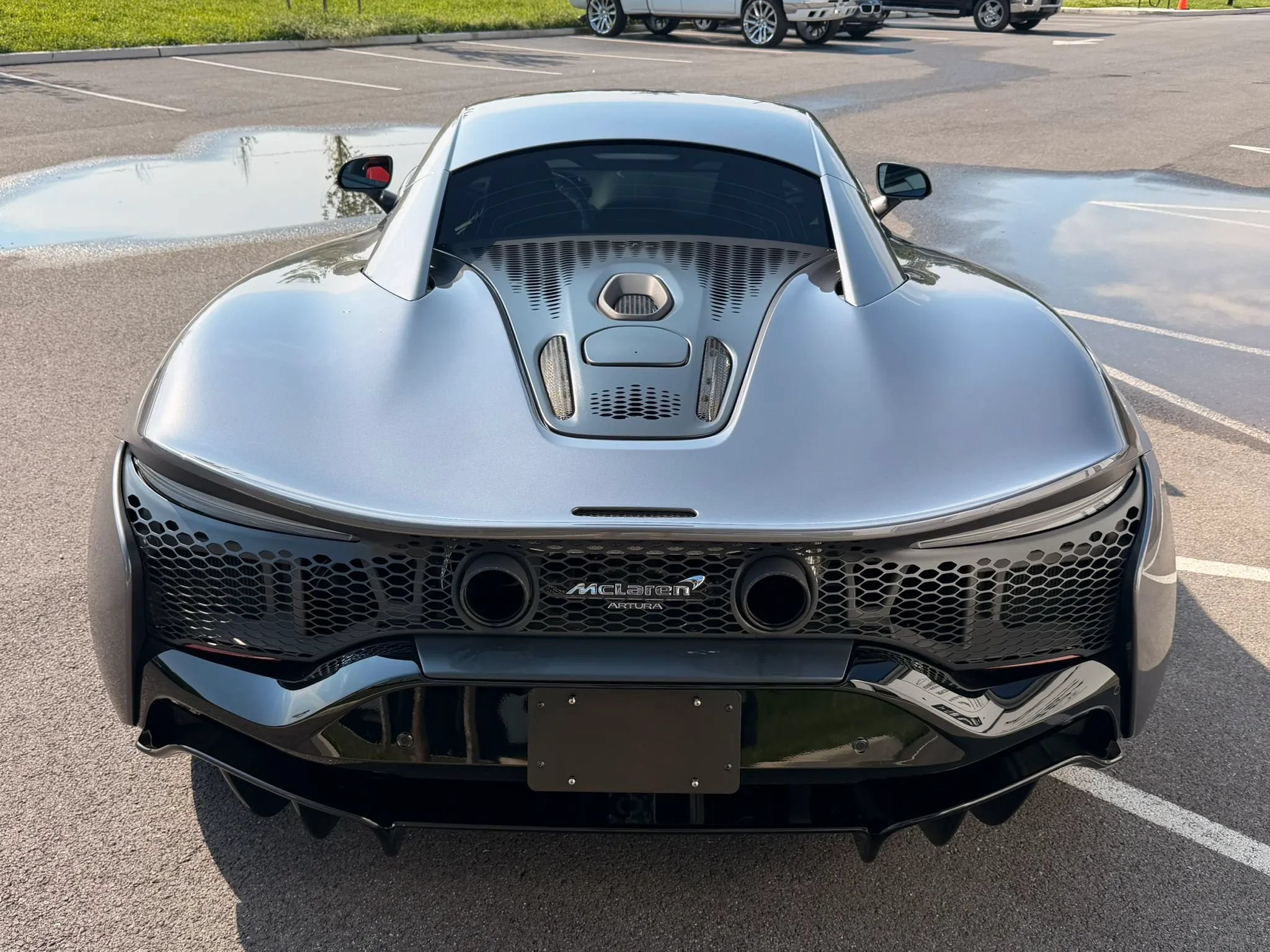 Used 2023 McLaren Artura RWD image 4