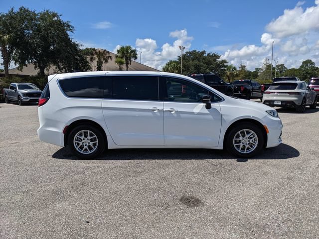 Used 2025 Chrysler Pacifica Select FWD image 3