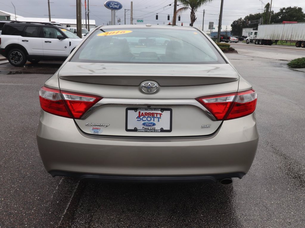 Used 2016 Toyota Camry SE w/ Moonroof Package FWD image 10