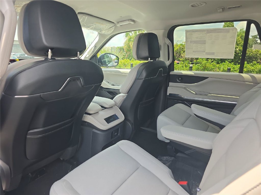 New 2026 Lincoln Navigator Premiere AWD/4WD image 12