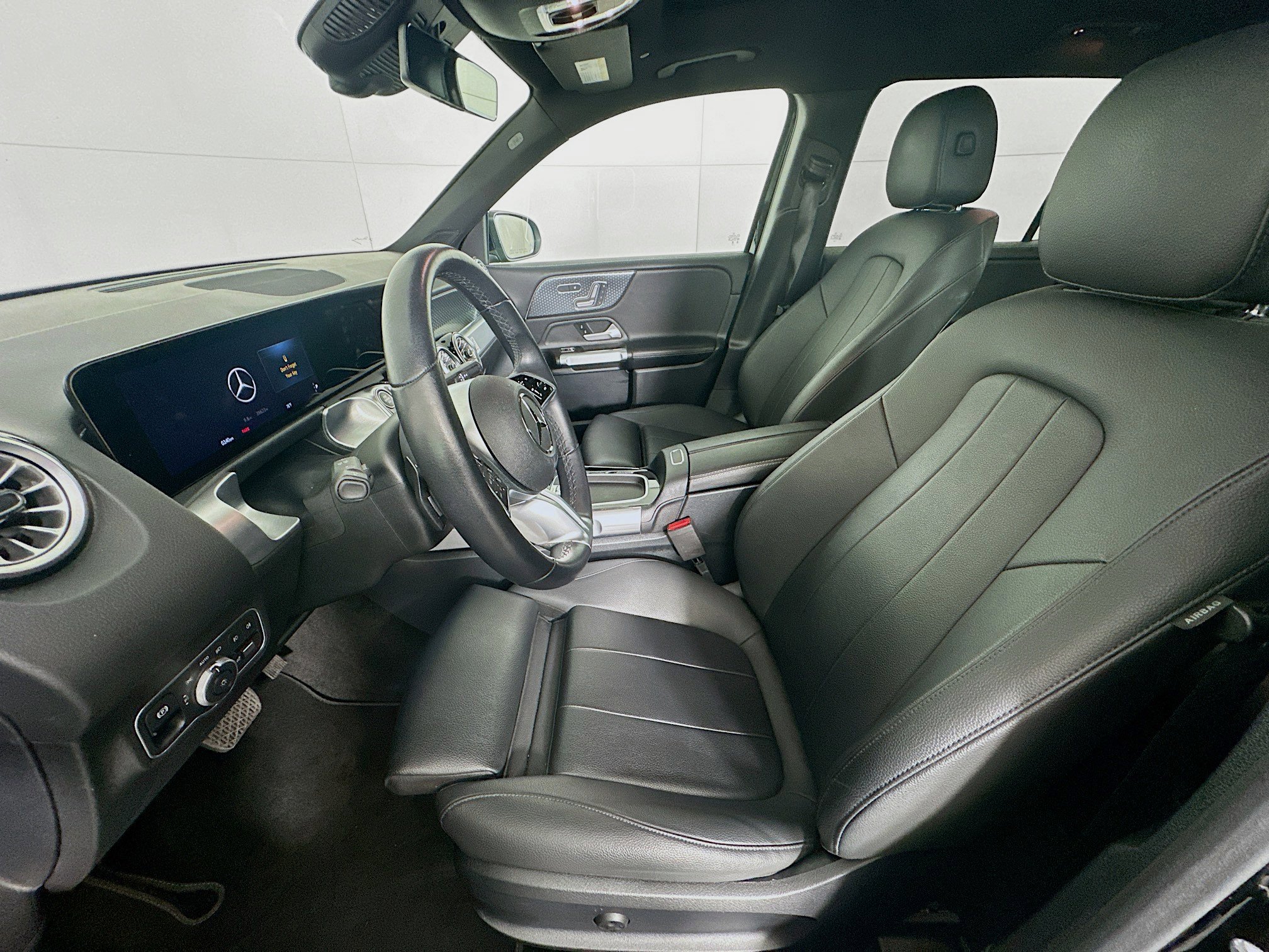 Used 2025 Mercedes-Benz GLB 250 4MATIC image 13