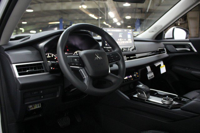 New 2026 Mitsubishi Outlander ES image 5