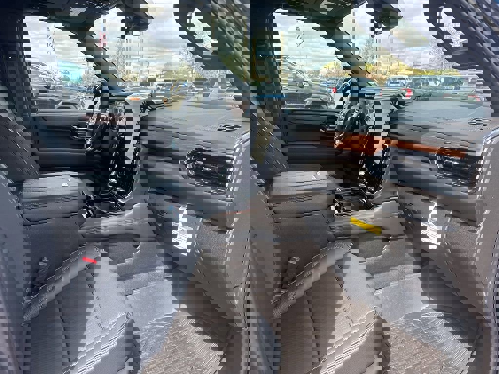 New 2026 GMC Yukon Denali w/ Denali Reserve Package AWD/4WD image 11