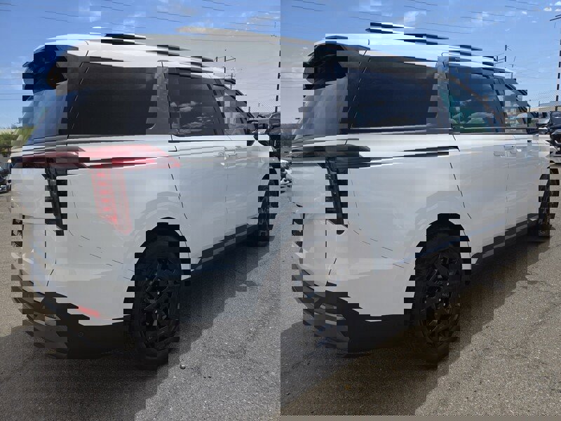 New 2025 Kia Carnival SX Prestige image 3