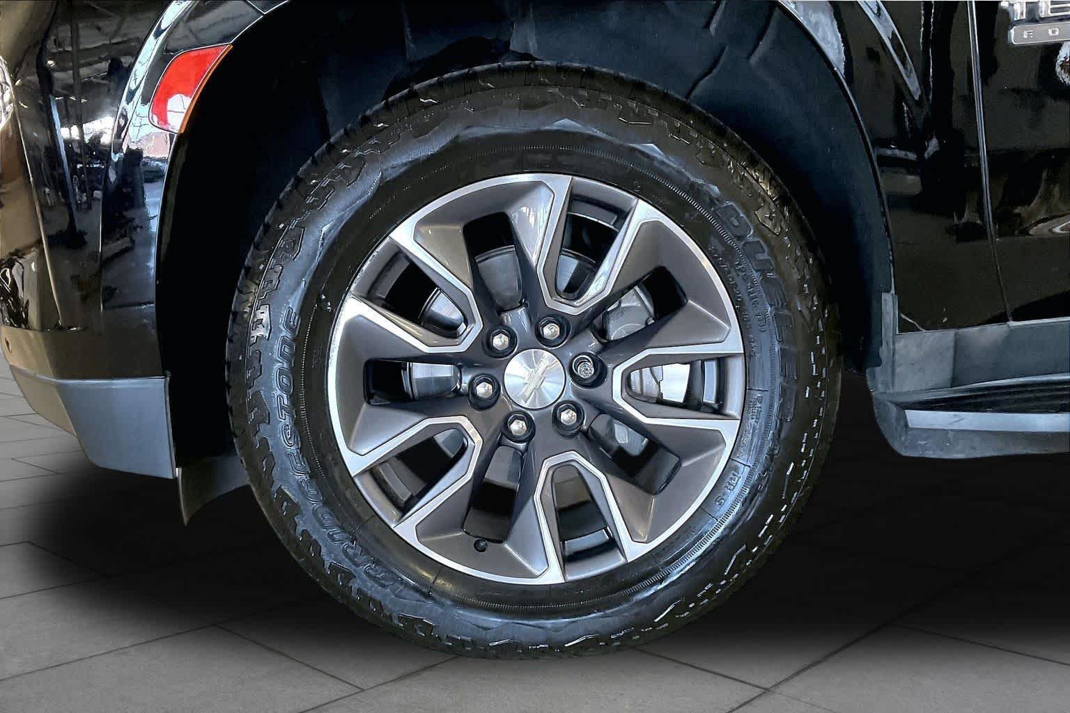Used 2021 Chevrolet Suburban LT w/ Luxury Package RWD image 10