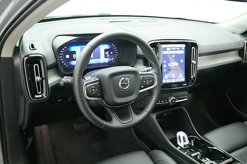 Certified 2025 Volvo XC40 B5 Ultra AWD/4WD image 13