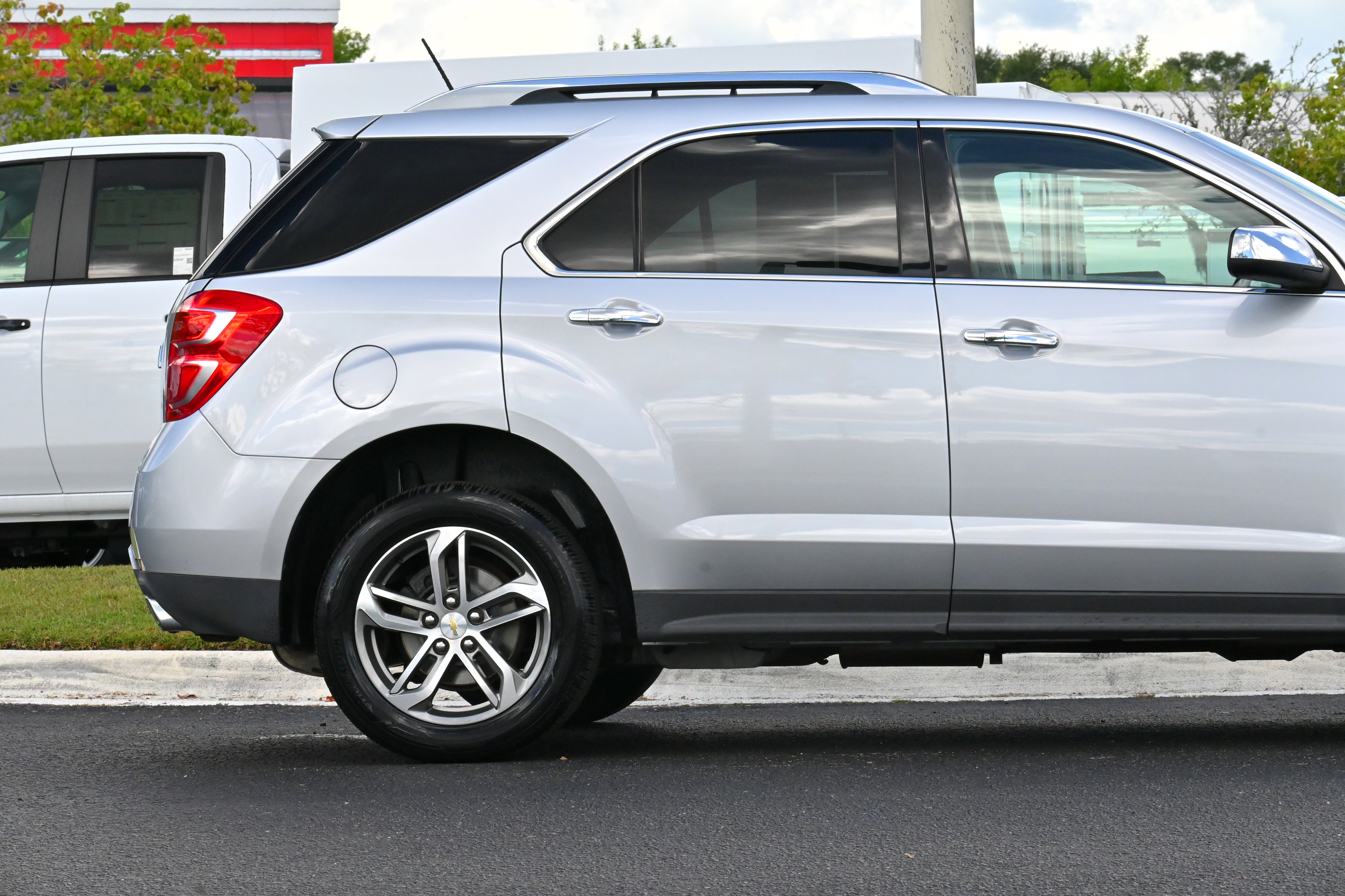 Used 2017 Chevrolet Equinox Premier w/ Enhanced Convenience Package image 5