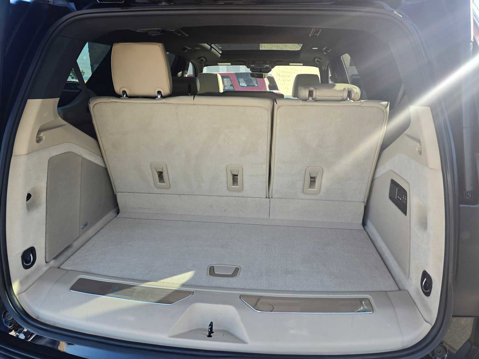 Used 2022 Cadillac Escalade Premium Luxury AWD/4WD image 11