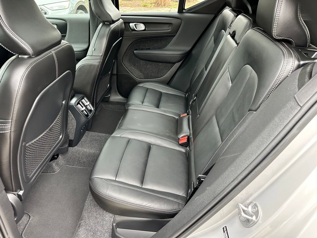 Used 2025 Volvo XC40 B5 Core image 11