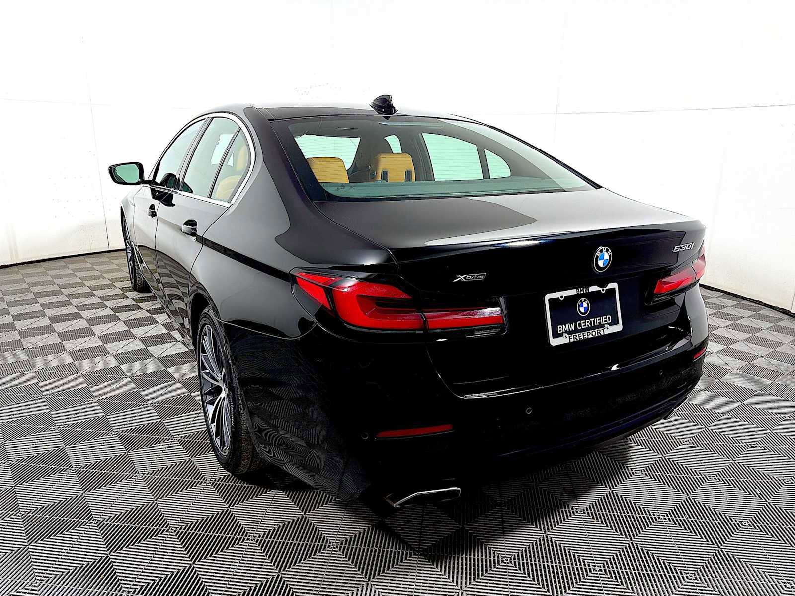 Certified 2023 BMW 530i xDrive w/ Convenience Package image 5