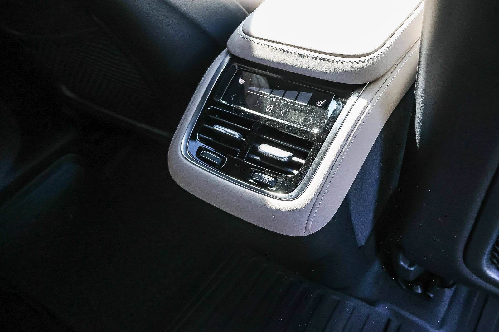 New 2026 Volvo XC90 B5 Plus w/ Protection Package Premier AWD/4WD image 16