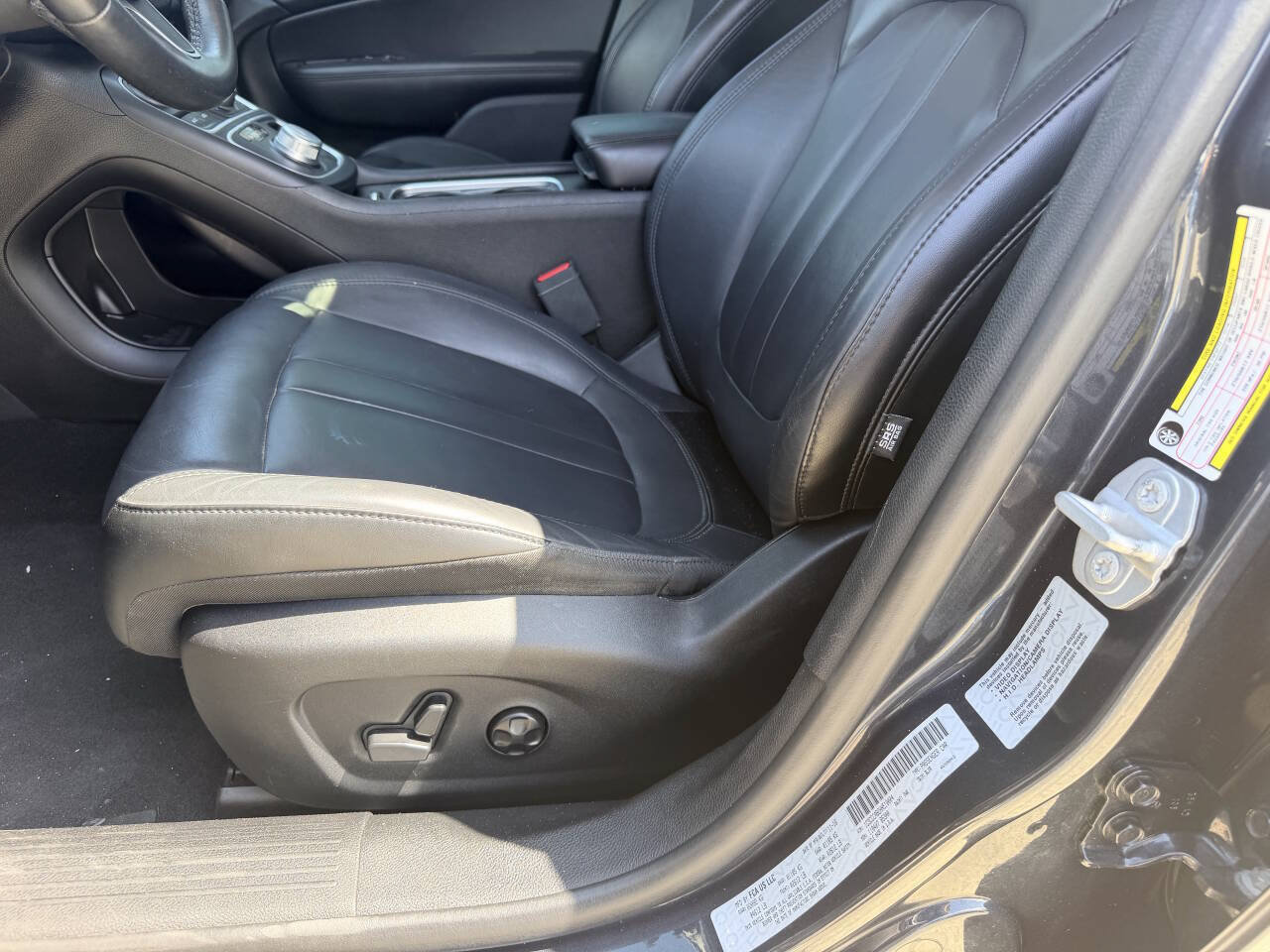Used 2017 Chrysler 200 Limited Platinum w/ Comfort & Convenience Group FWD image 26