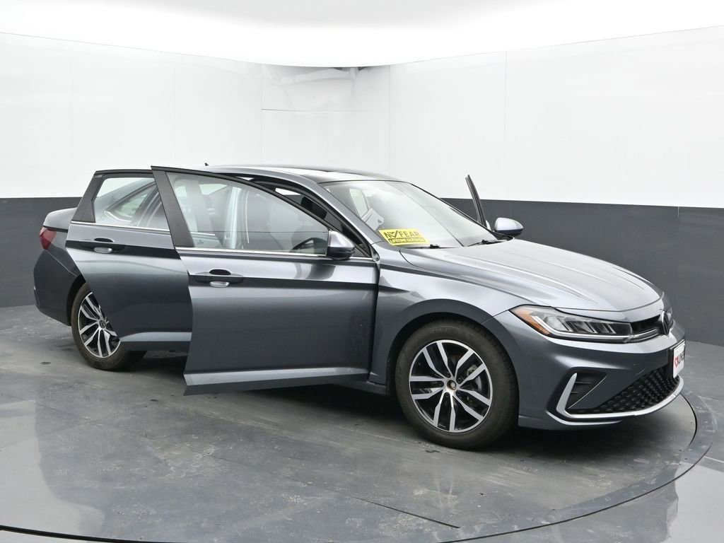 Used 2025 Volkswagen Jetta SE image 46