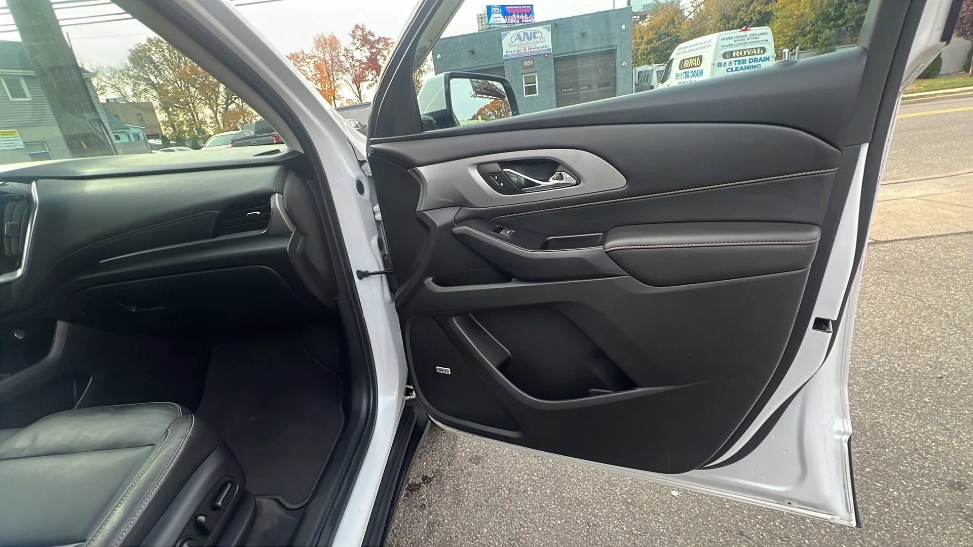 Used 2019 Chevrolet Traverse LT w/ LT Premium Package image 32