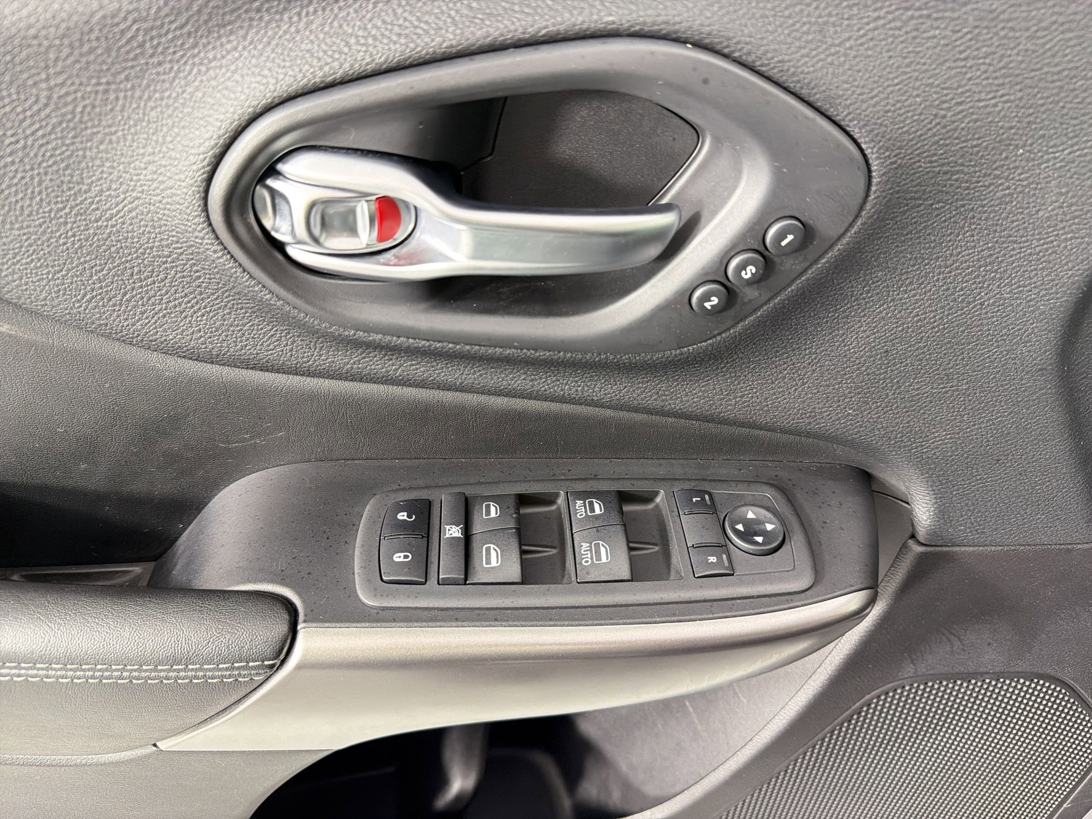 Used 2020 Jeep Cherokee Limited image 21