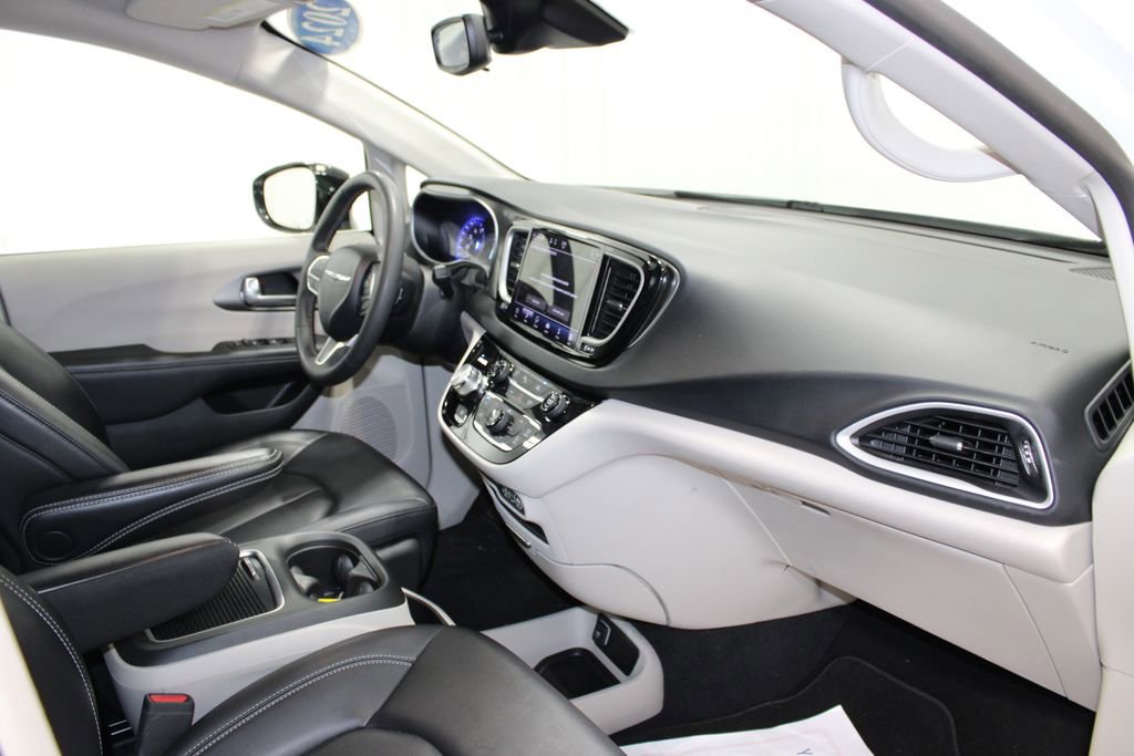 Used 2024 Chrysler Pacifica Touring-L FWD image 26